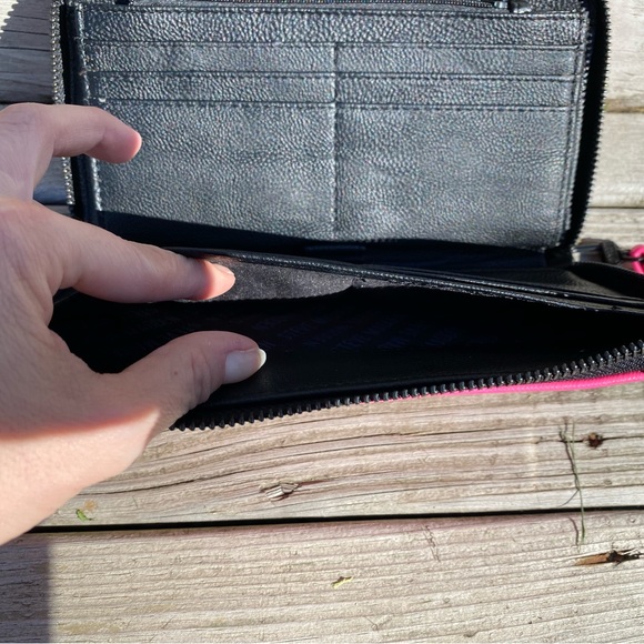 Hot pink clutch - Picture 4 of 8